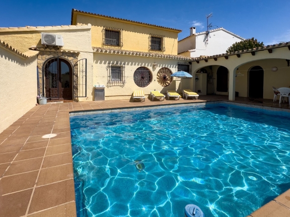 Traditional Villa for Sale in Benissa