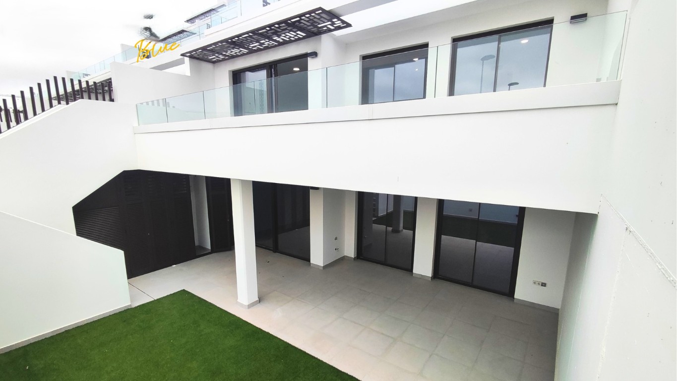 Роскошный таунхаус с садом на продажу в Финестрате