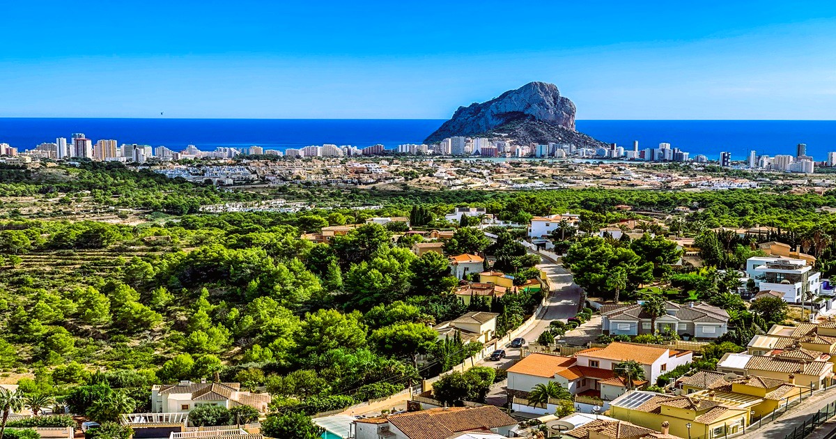 Специалист по недвижимости Brokla Realty в Кальпе показывает объекты на продажу Коста-Бланка рядом с Пеньон-де-Ифак