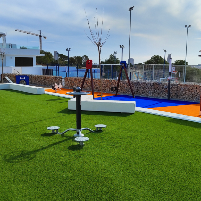 Роскошный таунхаус с садом на продажу в Финестрате