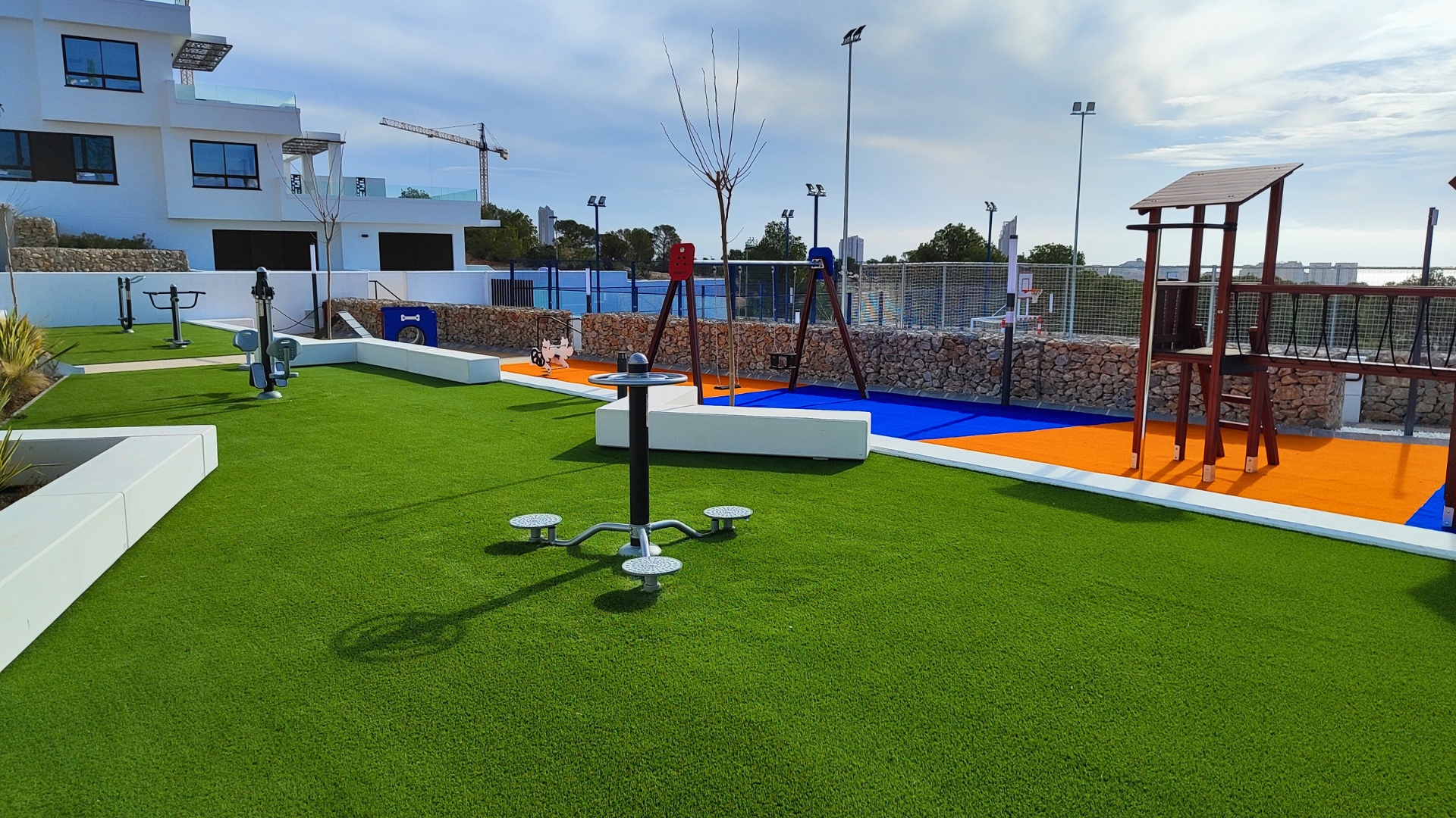 Роскошный таунхаус с садом на продажу в Финестрате