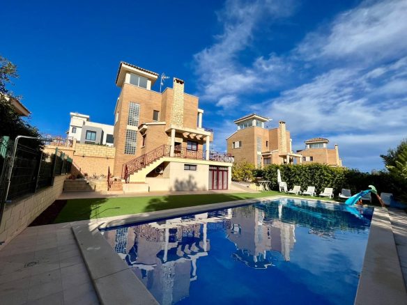 4 bedroom villa for sale in La Nucia – house and pool