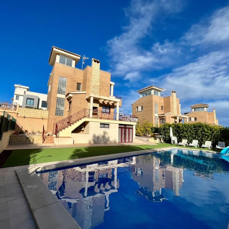 4 bedroom villa for sale in La Nucia – house and pool