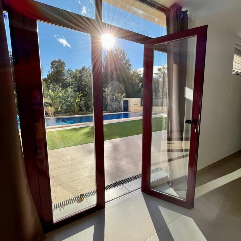 4 bedroom villa for sale in La Nucia – doors to pool
