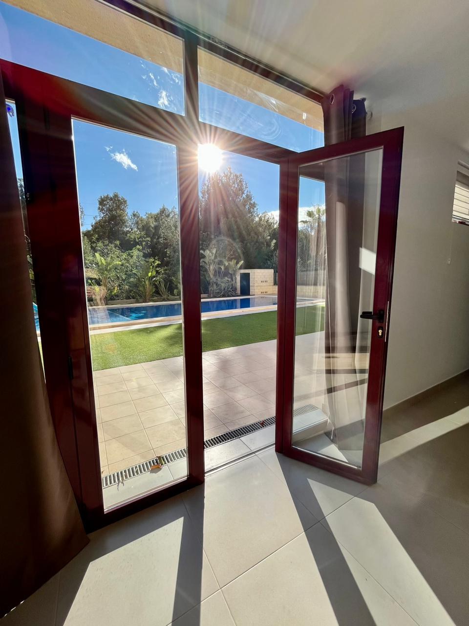 4 bedroom villa for sale in La Nucia – doors to pool