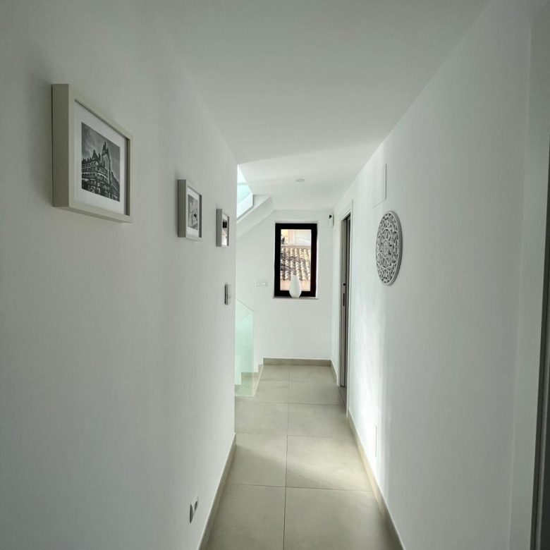 4 bedroom villa for sale in La Nucia – hallway