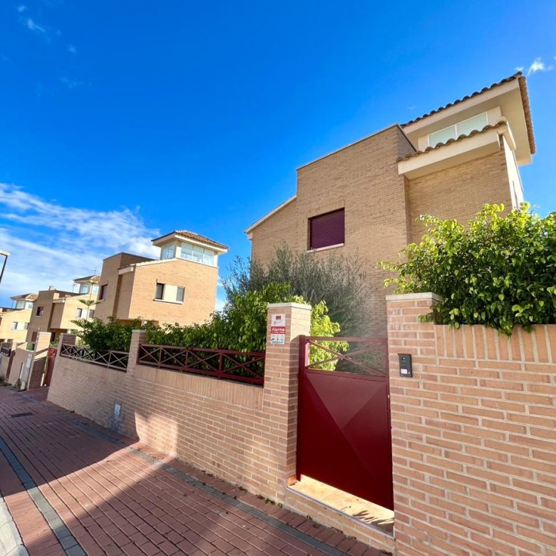 4 bedroom villa for sale in La Nucia – entrance gate
