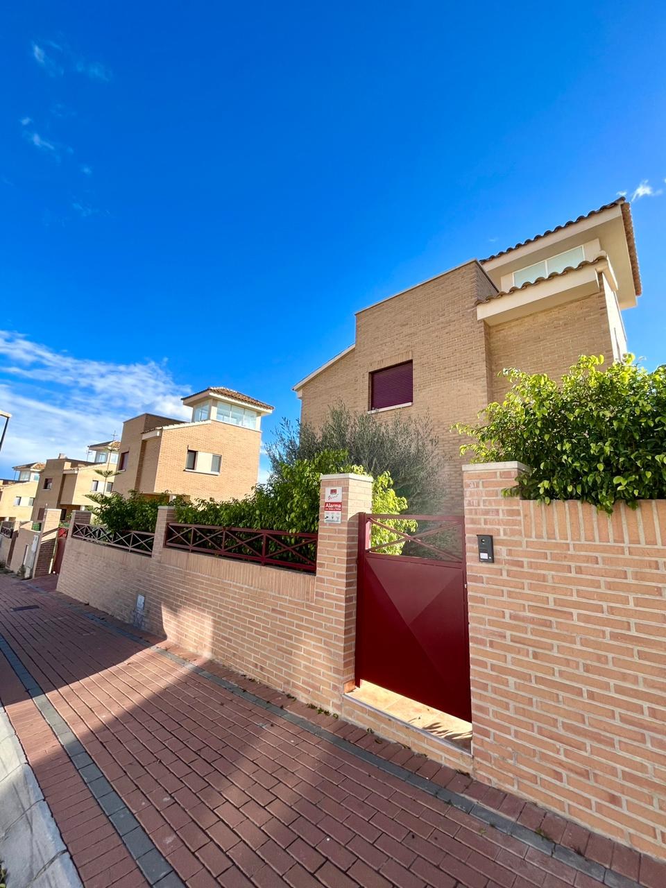 4 bedroom villa for sale in La Nucia – entrance gate