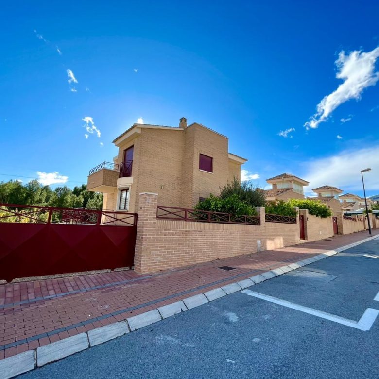 4 bedroom villa for sale in La Nucia – villa facade