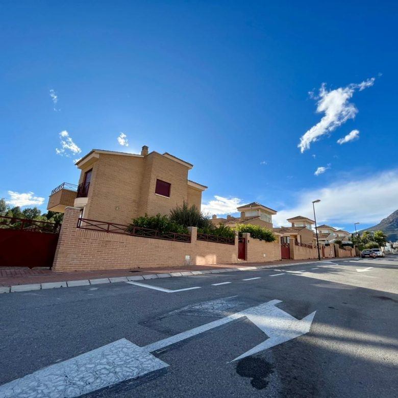 4 bedroom villa for sale in La Nucia – street and mountain view