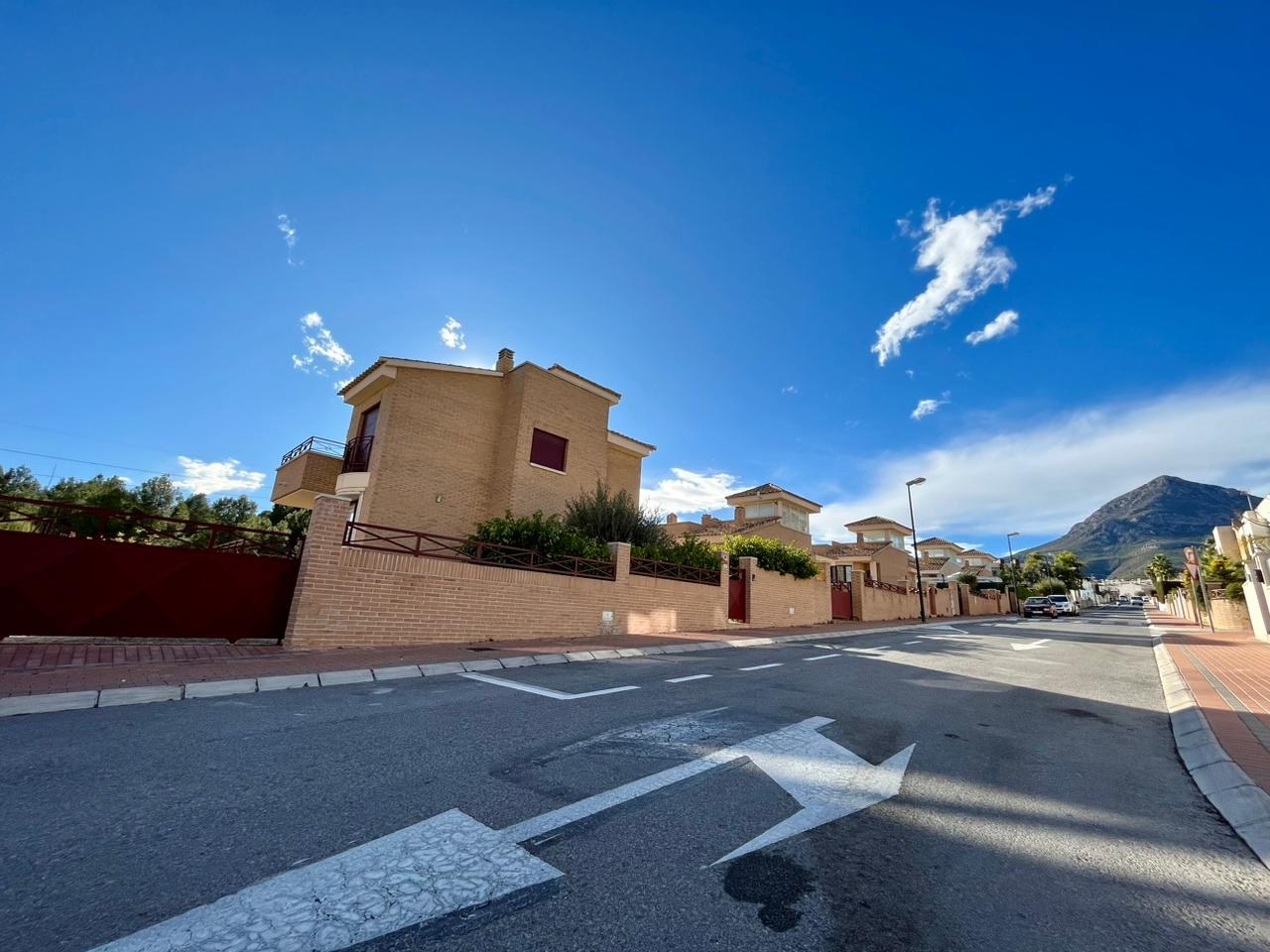 4 bedroom villa for sale in La Nucia – street and mountain view