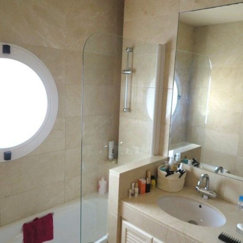 Luxury villa for sale in Benidorm Coblanca – master bathroom