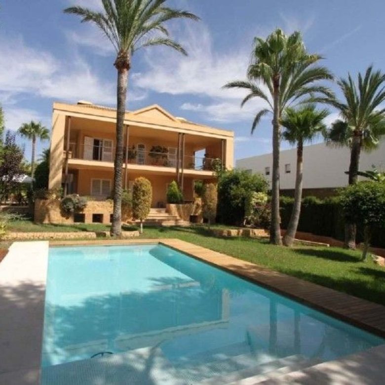 Luxury villa for sale in Benidorm Coblanca – pool, garden and facade