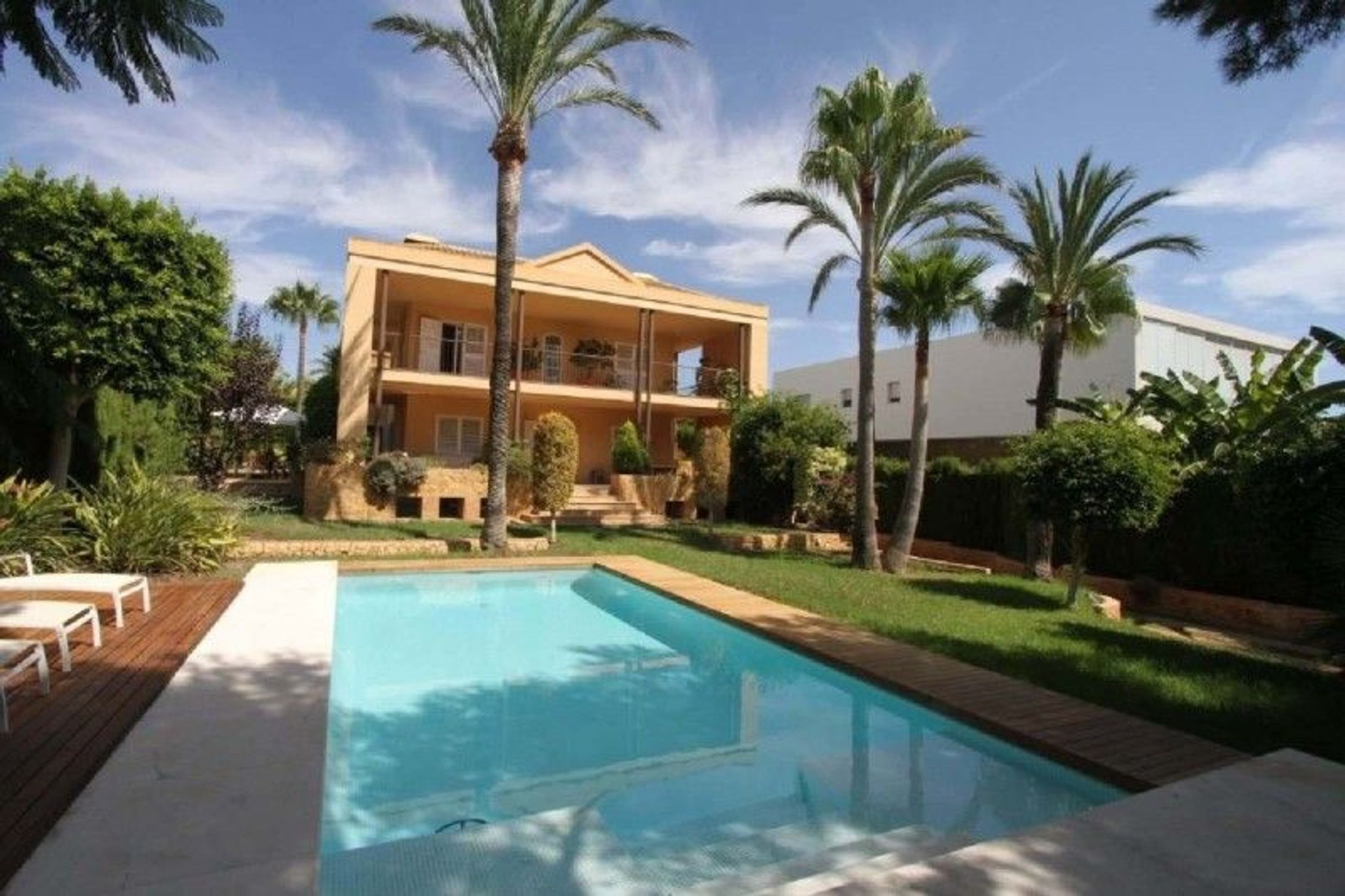 Luxury villa for sale in Benidorm Coblanca – pool, garden and facade