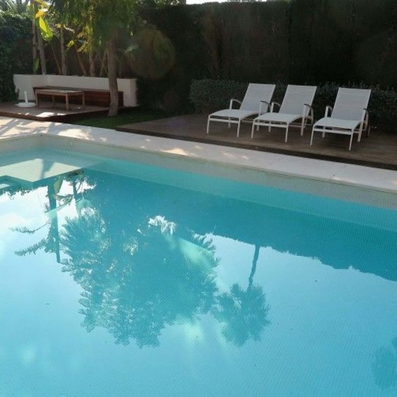 Luxury villa for sale in Benidorm Coblanca – pool, garden and facade