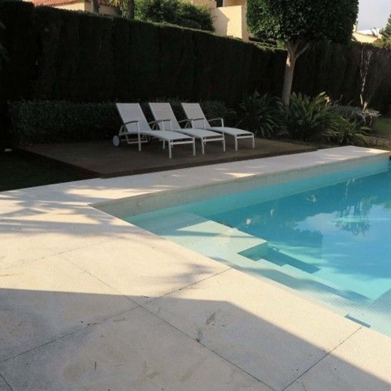 Luxury villa for sale in Benidorm Coblanca – pool, garden and facade