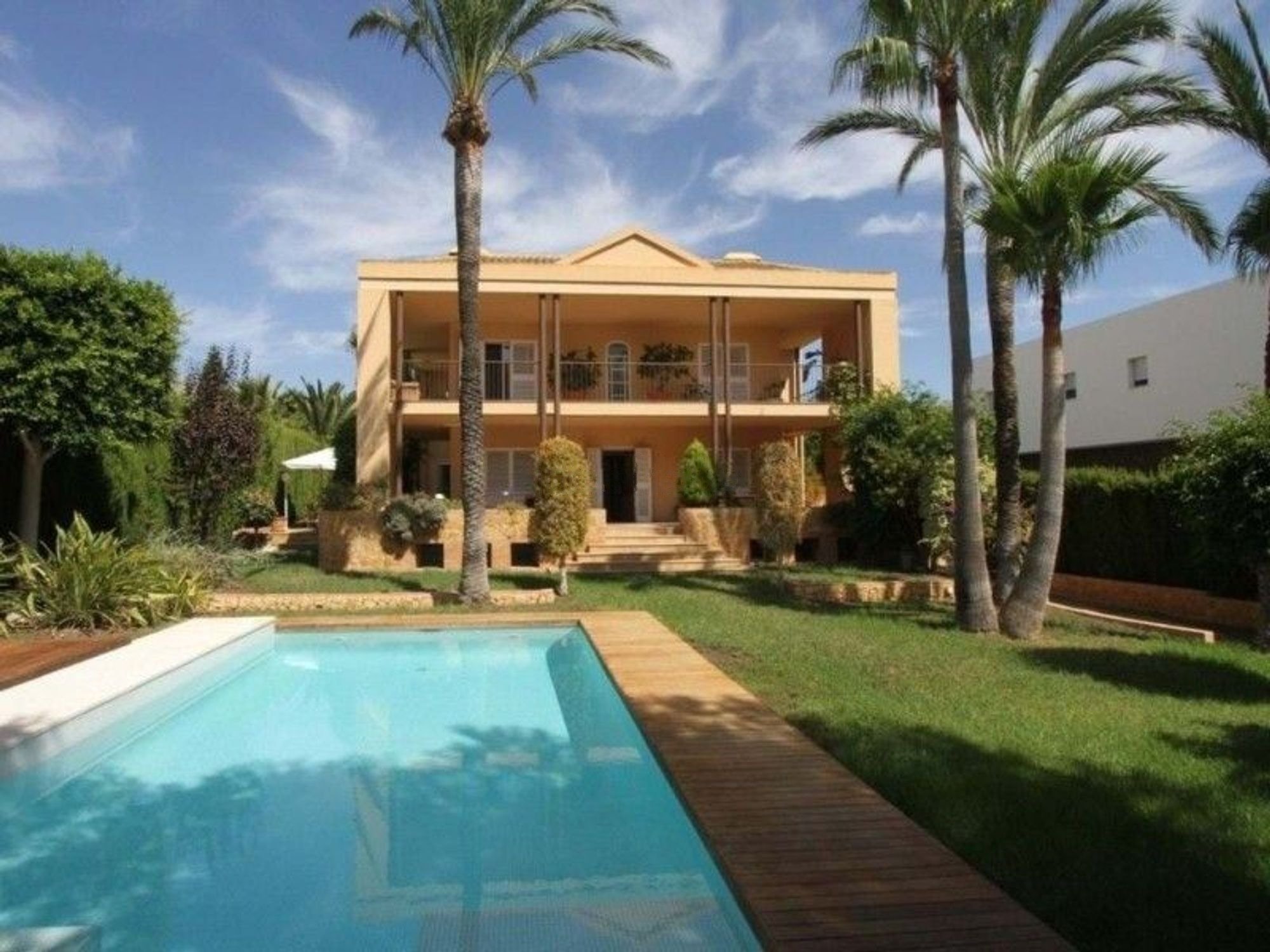 Luxury villa for sale in Benidorm Coblanca – pool, garden and facade